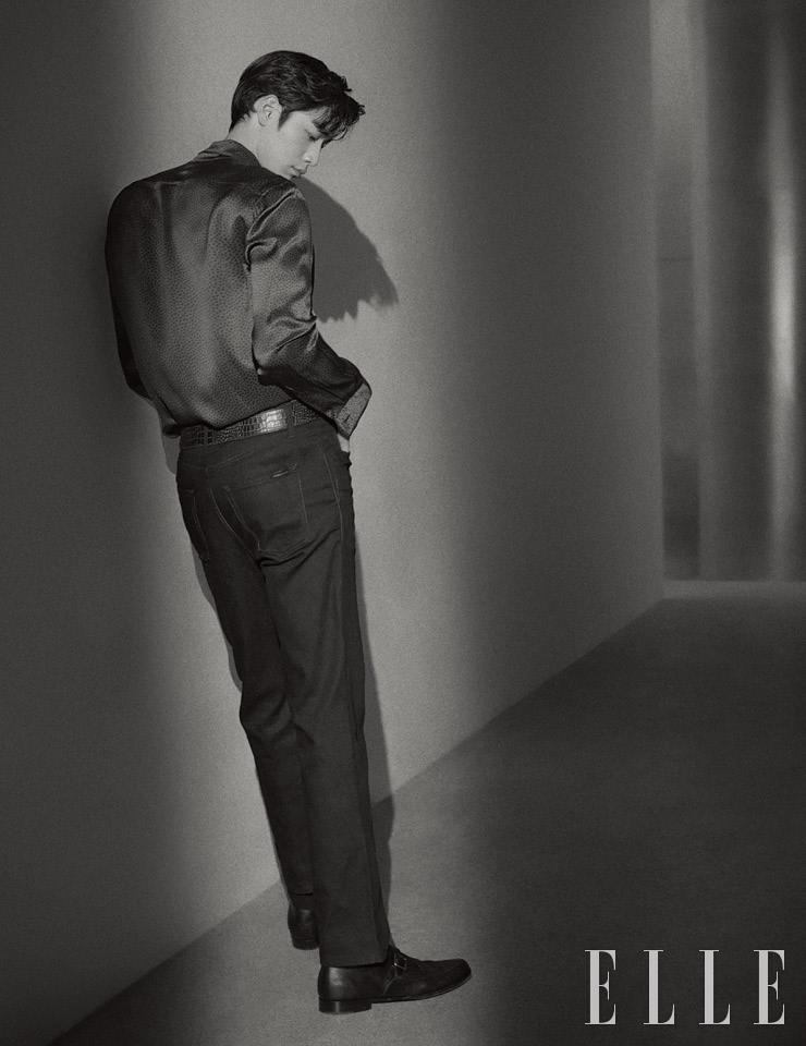 실크 블라우스와 레더 팬츠, 벨트, 더비 슈즈는 모두 Saint Laurent by Anthony Vaccarello.