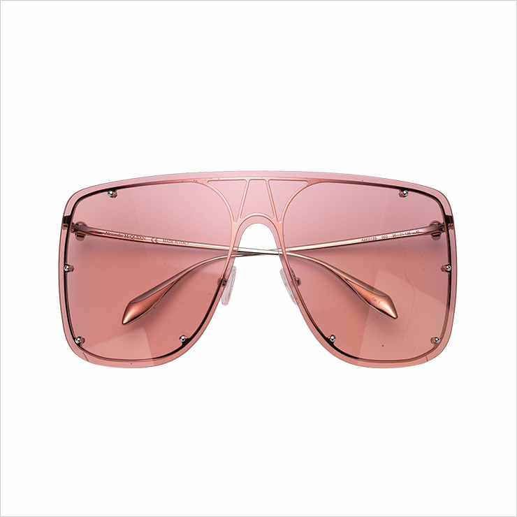 Y2K 무드의 틴티드 선글라스는 58만원대, Alexander McQueen.