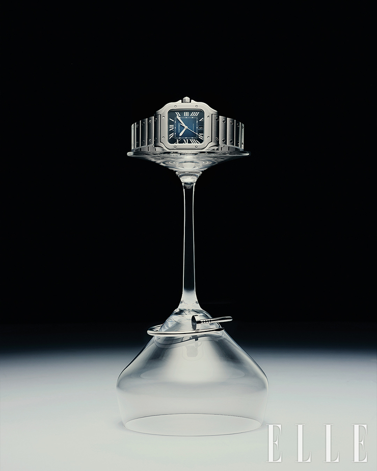 오토매틱 와인딩 무브먼트를 탑재하고 블루 다이얼이 특징인 산토스 드 까르띠에 워치와 대담한 못 모티프의 화이트 골드 저스트 앵 끌루 브레이슬릿은 Cartier.