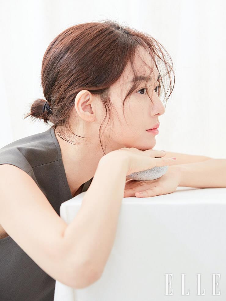 보송보송 매끈한 조약돌과 울트라 르 뗑으로 완성한 신민아의 피부 결이 오묘하게 교차되던 순간. 