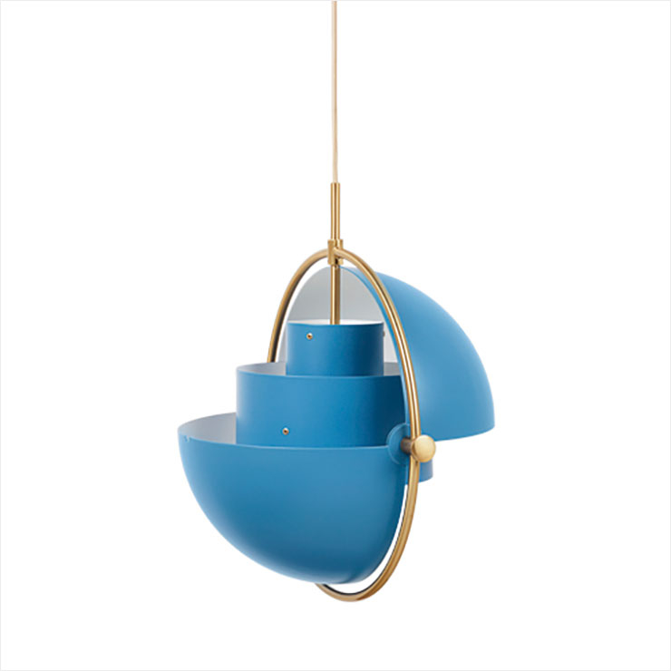 보는 각도에 따라 모양이 달라지는 다채로운 매력의 ‘멀티라이트’ 펜던트 조명은 82만원, Gubi by Hpix.