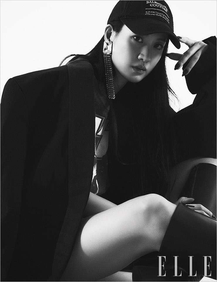 블랙 턱시도와 캡, 부츠는 모두 Balenciaga. 이어링은 Saint Laurent by Anthony Vaccarello. 티셔츠는 스타일리스트 소장품.
