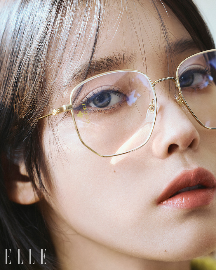 레트로 무드의 아이웨어는 Gucci.