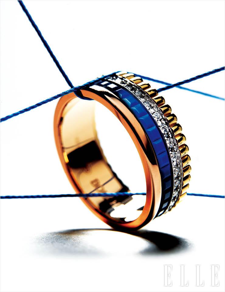 옐로골드, 화이트 다이아몬드, 핑크골드를 조합하고 ‘하이 세라믹’ 소재로 블루 컬러를 더한 ‘콰트로 블루’ 스몰 링은 8백만원대, Boucheron.