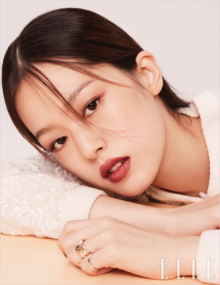 골드 언더톤 피부를 지닌 성민. 울트라 르 뗑 , BD21을 얇고 고르게 펴 바른 뒤 레 꺄트르 옹브르, 328 블러리 모브를 사용해 신비로운 가을 무드로 눈가를 연출한다. 오직 ‘톤 온 톤’에 초점을 맞추기 위해 얼굴에 구조적인 형태미를 더하는 아이브로와 아이래시는 최대한 미니멀하게 표현하고, 레드 베이지빛의 루쥬 알뤼르, 211 쉽띨을 입술에 매치해했다. 사용 제품은 모두 Chanel.