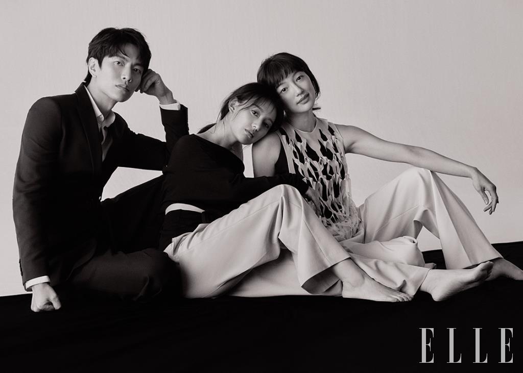 이민기가 입은 네이비 재킷과 화이트 셔츠, 팬츠는 모두 Dior Men. 김지원이 입은 톱은 Khaite by Mue. 팬츠는 스타일리스트 소장품. 이엘이 입은 톱은 Maison Margiela. 팬츠는 스타일리스트 소장품.