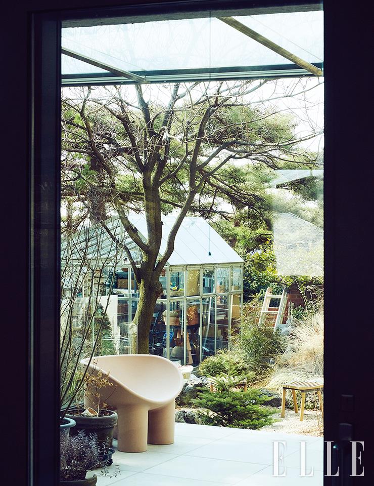 파예 투굿의 롤리폴리 체어 뒤편으로 보이는 야외 정원과 온실. 이곳에서 홈 가드닝 클래스가 열린다.