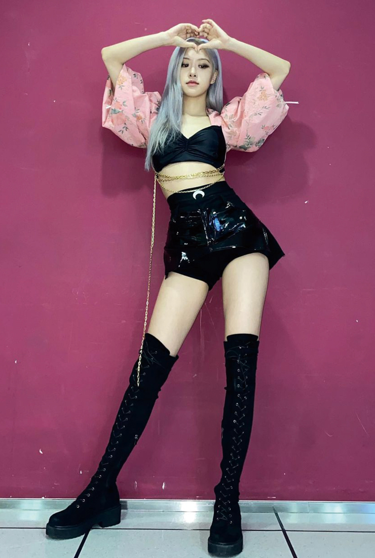 국내를 넘어 ‘월드 클래스’ 아이돌로 등극한 블랙핑크, 꽃처럼 피어오른 로제. 올해 24세를 맞은 그녀의 거침없는 행보는 새해에도 계속될 전망. 