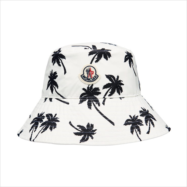 시원한 야자수 패턴의 버킷 햇은 61만원, Moncler Collection.