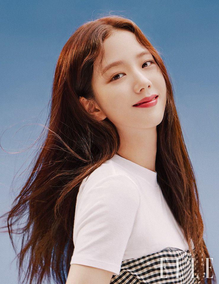 디올 포에버 퍼펙트 쿠션으로 은은하게 반짝이는 산뜻한 피부를 완성한 뒤, 디올 어딕트 스텔라 샤인, 673 디올참을 부드럽게 펴 바른다. 사용 제품은 모두 Dior. 화이트 티셔츠는 스타일리스트 소장품. 깅엄 체크 드레스는 Dior.