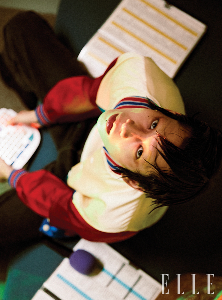  새틴 바시티 재킷은 4백65만원, 블랙 데님 팬츠는 1백65만원, 첼시 부츠는 2백45만원, 모두 Celine Homme.