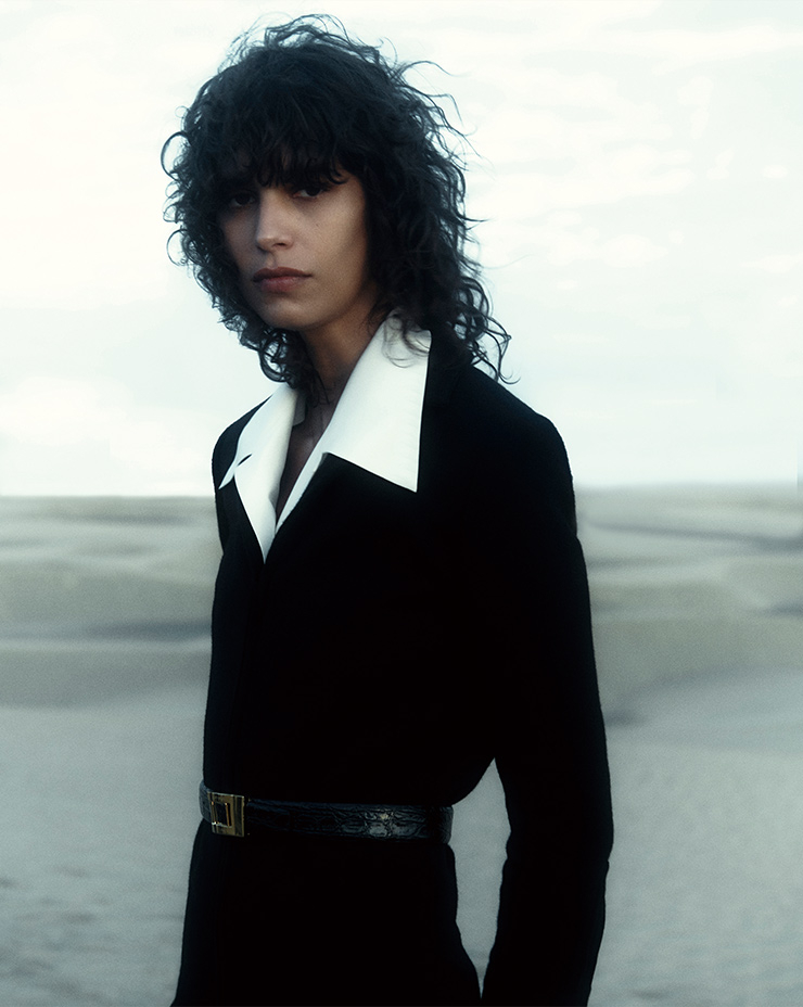 넓은 칼라로 1960년대의 영감을 드러낸 룩.