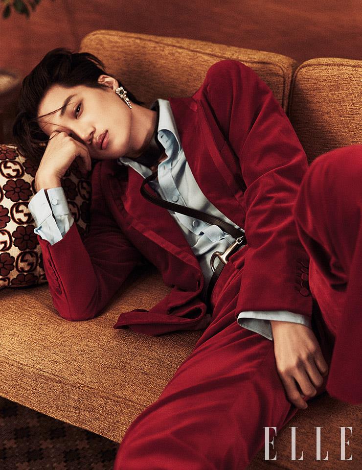 벨벳 수트와 셔츠, 홀스빗 디테일의 하네스, 크리스털 이어링, 자카르 쿠션은 모두 Gucci.