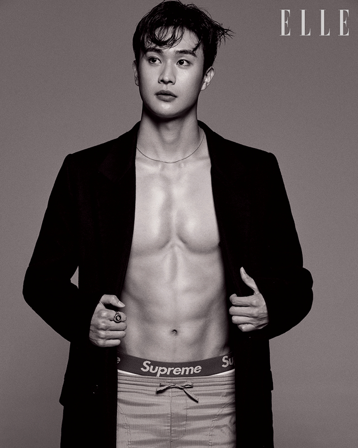 코트는 Loewe. 링은 Stephen Webster. 네크리스와 스윔 팬츠, 언더웨어는 모두 스타일리스트 소장품.