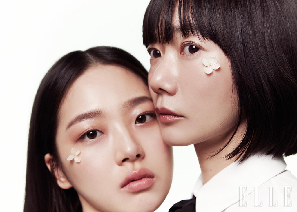 셔츠와 리본은 모두 Valentino.