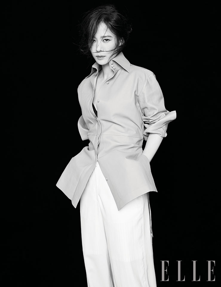 베이지 레더 셔츠는 Fendi . 화이트 팬츠는 Eenk.