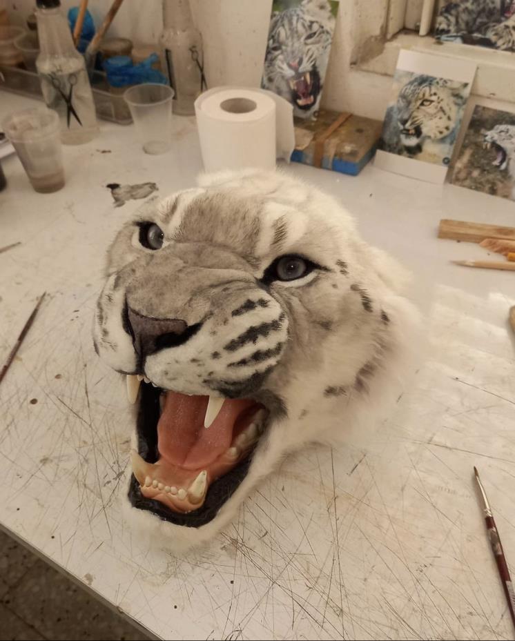 제작 중인 스키아파렐리의 2023 봄 여름 오뜨 꾸뛰르 컬렉션. (@danielroseberry)