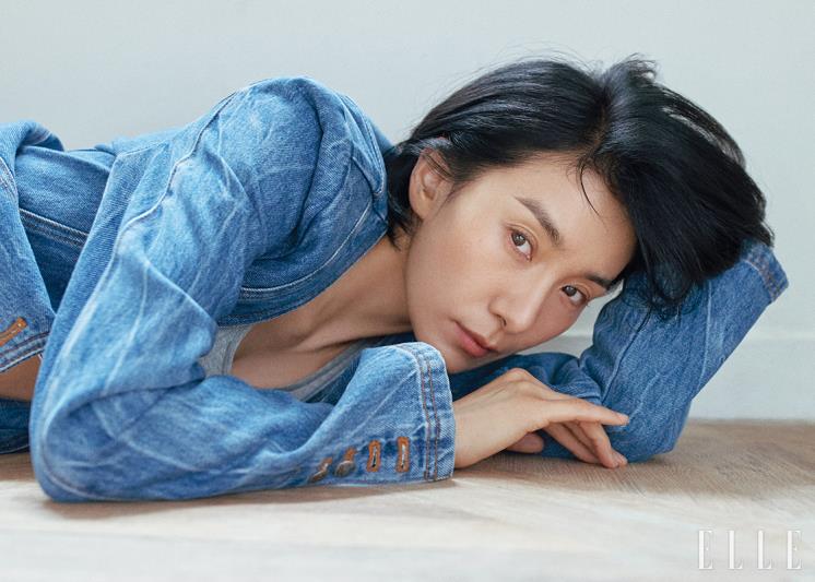 데님 블루종은 EENK. 브라톱은 Calvin Klein Underwears. 