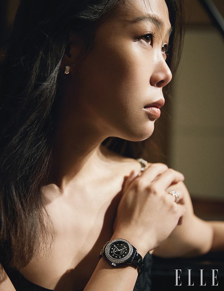 블랙 세라믹 소재의 33mm J12 워치는 Chanel Watches. 39개의 라운드 컷 다이아몬드를 세팅한 화이트골드 꼬메뜨 링과 18K 화이트골드 코코 크러쉬 이어링은 모두 Chanel Fine Jewelry.