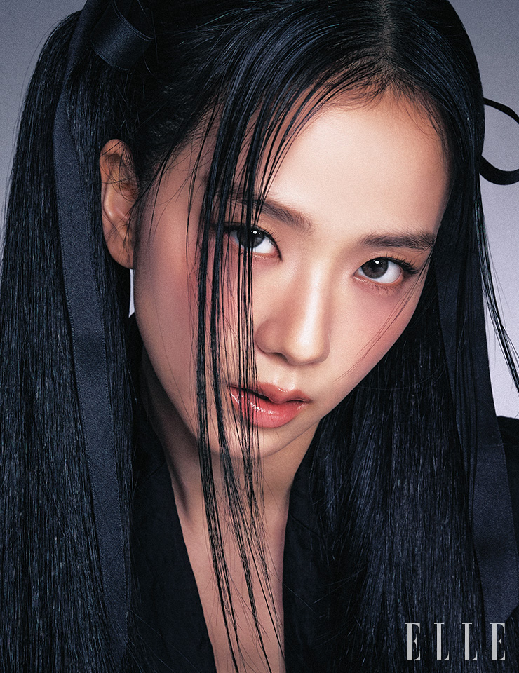  다크 네이비 재킷은 Dior