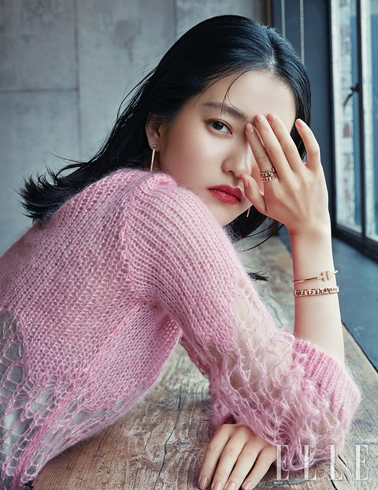 길게 떨어지는 티파니 T 와이어 바 이어링, 레이어드한 티파니 T 트루 와이드 링, 서로 다른 디자인을 조화롭게 레이어드한 티파니 T 와이어 브레이슬렛과 티파니 T 트루 내로 브레이슬렛은 모두 Tiffany & Co. 핑크 모헤어 스웨터는 N°21.