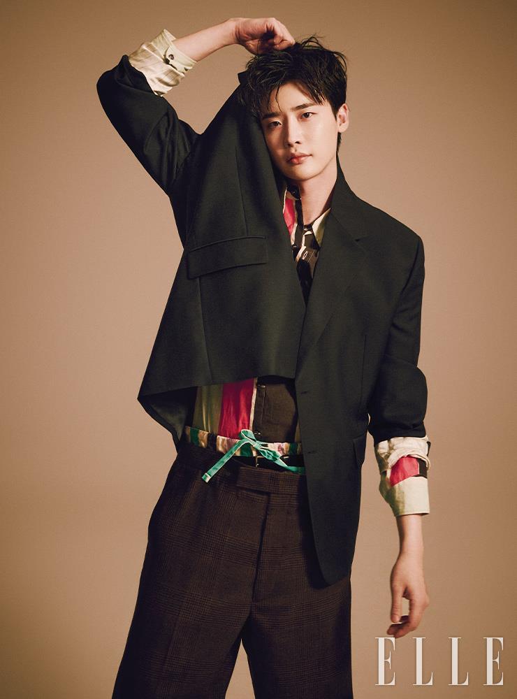 클래식한 재킷과 멀티컬러 셔츠, 스트라이프 쇼츠, 레이어드한 팬츠는 모두 Prada.