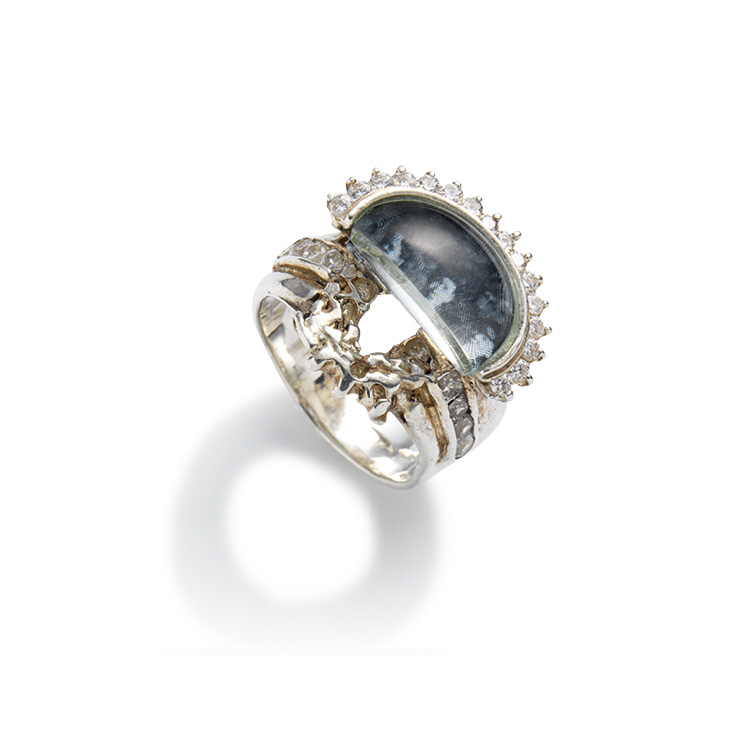  오래된 사진이 숨어 있는 포트레이트 링은 60만원대, Jiye Shin. 