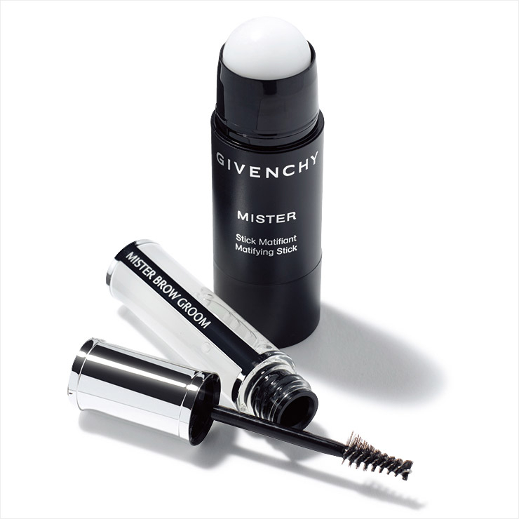 남녀 모두 사용할 수 있는 ‘유니버설’한 제품으로 눈썹 결을 정리하는 미스터 브로우 그룸, 3만2천원, 요철을 메워 보송하게 마무리하는 미스터 매티파잉 스틱, 5만2천원, 모두 Givenchy Beauty.