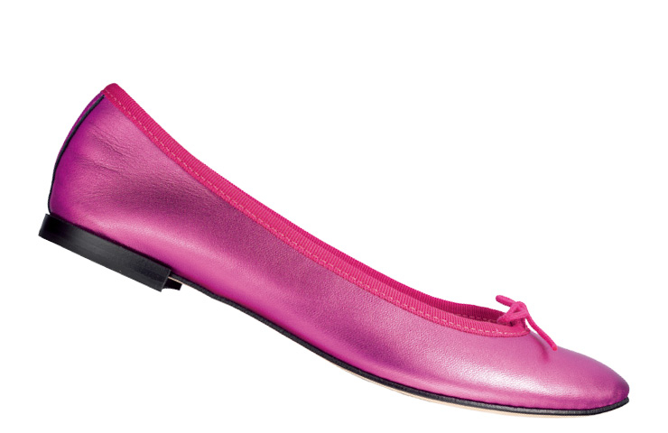  메탈릭 핑크 컬러의 플랫 슈즈는 37만8천원, Repetto. 
