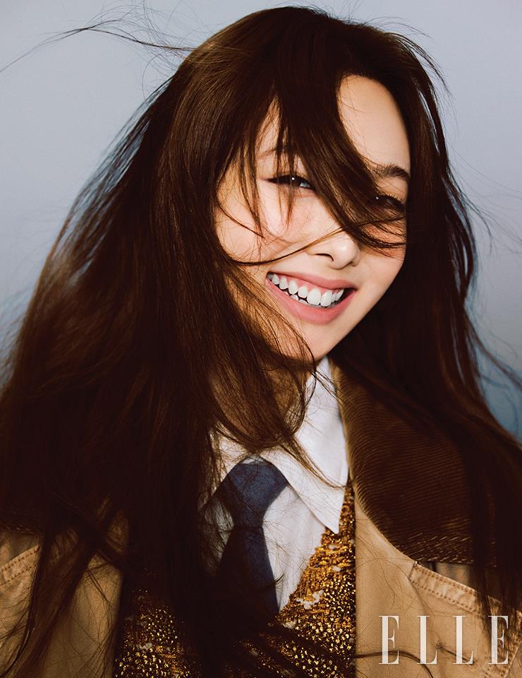코듀로이 칼라의 트렌치코트와 메탈릭 트위드 드레스, 화이트 셔츠, 타이는 모두 Louis Vuitton.