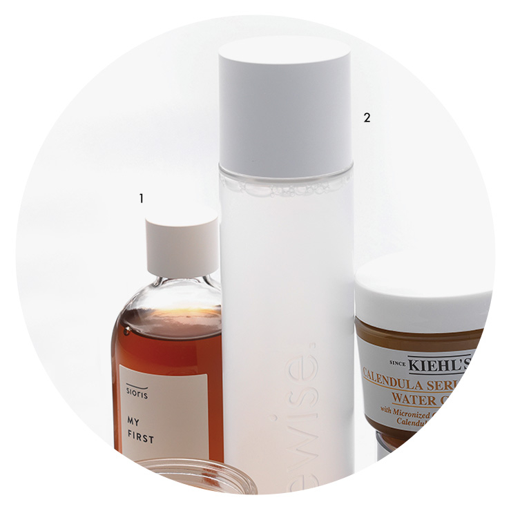 1 화학 용매제 없이 유기농 녹차와 쑥잎을 우려낸 피부 진정 부스터. 에세너 1병 구매 시 생명의 숲에 일정 금액을 기부하며, 친환경 패키지를 적용했다. 마이 퍼스트 에세너&trade;, 2만8천원, Sioris. 2 피부 진정과 쿨링 효과를 겸비한 수분 에센스. 피부가 붉게 달아오른 날 화장 솜에 듬뿍 묻혀 2~3분간 스킨 팩처럼 활용하면 피부 열감이 즉각적으로 내려간다. 수퍼차지 워터 에센스, 3만9천원, Likewise. 