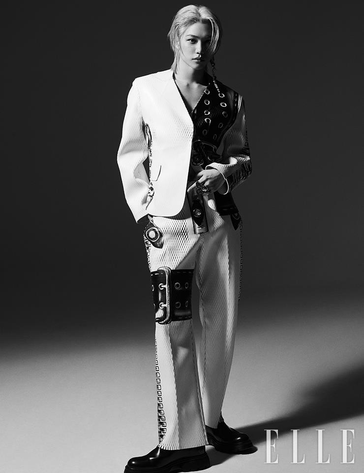 벨트 프린트 화이트 레더 재킷과 팬츠, 앵클부츠, 드롭 이어링, 크리스털 링은 모두 Louis Vuitton.