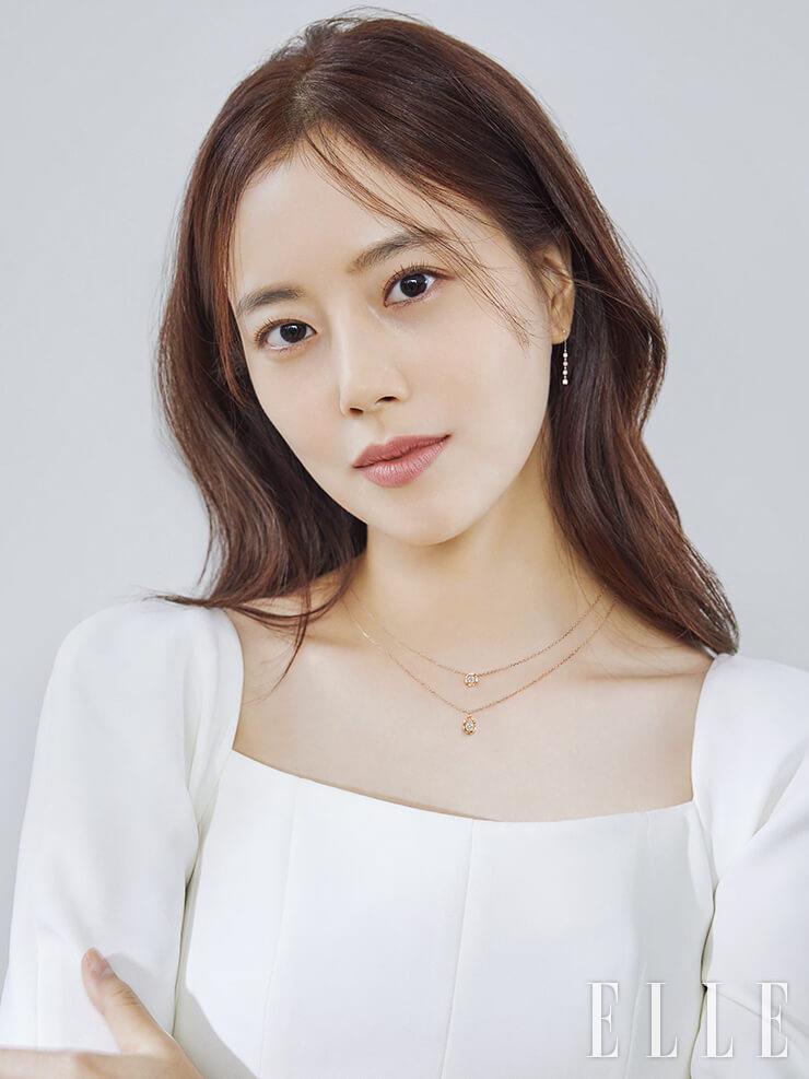 스퀘어 네크라인 드레스는 Bau by Bride And You.