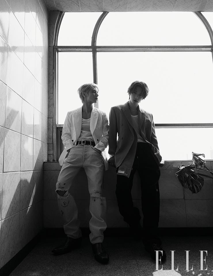태현이 입은 슬리브리스와 재킷은 모두 Emporio Armani. 팬츠는 Golden Goose. 슈즈는 Diesel. 벨트와 이어 커프는 모두 스타일리스트 소장품. 범규가 입은 재킷과 슈즈는 모두 Dior Men. 팬츠는 Youth is Yours. 네크리스는 Roaju. 이너 웨어로 입은 슬리브리스 톱은 스타일리스트 소장품.