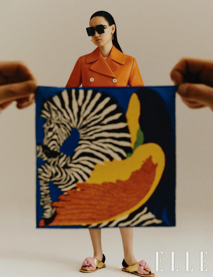 얼룩말 프린트의 프티 스카프는 가격 미정, Herm&egrave;s. 오렌지 컬러의 레더 코트는 가격 미정, 실버 톱은 가격 미정, 모두 Prada. 스퀘어 프레임의 선글라스는 60만원대, Dior. F 로고 이어링은 85만원, Fendi. 매듭 디테일의 플랫 샌들은 가격 미정, Miu Miu.