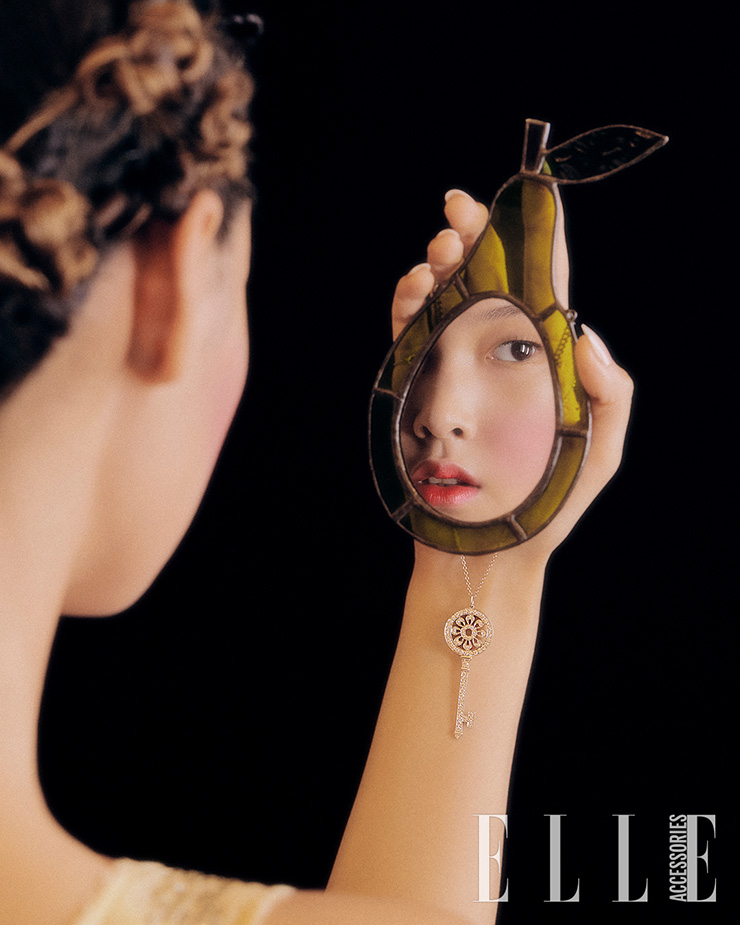 시폰 슬리브리스 드레스는 Miu Miu. 플래티넘에 다이아몬드가 세팅된 티파니 페탈 키 펜던트, 체인은 모두 Tiffany & Co.
