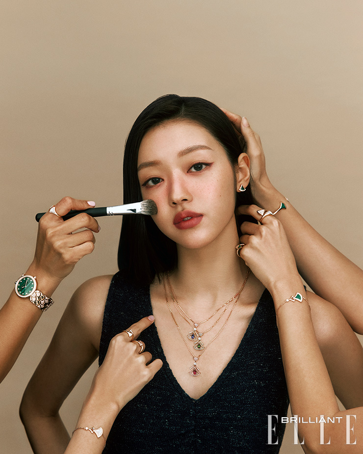 (유아가 착용한) 로즈 골드에 말라카이트를 장식하고 다이아몬드를 파베 세팅한 ‘디바스 드림’ 이어링은 4백68만원, 로즈 골드에 페어 셰이프 탄자나이트와 브릴리언트 컷 다이아몬드를 장식한 ‘디바스 드림’ 네크리스는 1천40만원, 로즈 골드에 페어 셰이프 그린 투르말린과 브릴리언트 컷 다이아몬드를 장식한 ‘디바스 드림’ 네크리스는 1천40만원, 로즈 골드에 페어 셰이프 루벨라이트와 브릴리언트 컷 다이아몬드를 장식한 ‘디바스 드림’ 네크리스는 1천40만원 모두 BULGARI. (왼쪽 위부터) 로즈 골드에 머더오브펄을 장식하고 다이아몬드를 파베 세팅한 ‘디바스 드림’ 링은 5백35만원, 372개의 라운드 브릴리언트 컷 다이아몬드를 세팅한 로즈 골드 ‘디바스 드림’ 워치는 가격 미정, 로즈 골드에 머더오브펄을 장식하고 다이아몬드를 파베 세팅한 ‘디바스 드림’ 링은 3백44만원, 로즈 골드에 다이아몬드를 파베 세팅한 ‘디바스 드림’ 링은 5백20만원, 로즈 골드에 머더오브펄을 장식하고 다이아몬드를 파베 세팅한 ‘디바스 드림’ 브레이슬릿은 6백70만원, 말라카이트를 장식하고 다이아몬드를 파베 세팅한 ‘디바스 드림’ 링은 3백76만원, 로즈 골드에 머더오브펄을 장식하고 다이아몬드를 파베 세팅한 ‘디바스 드림’ 링은 5백80만원, 로즈 골드에 말라카이트를 장식하고 다이아몬드를 파베 세팅한 ‘디바스 드림’ 브레이슬릿은 9백50만원, 로즈 골드에 말라카이트를 장식하고 다이아몬드를 파베 세팅한 ‘디바스 드림’ 브레이슬릿은 7백20만원 모두 BULGARI. 니트 베스트는 NYHAVN.