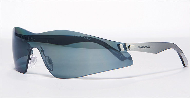 결한 라인이 돋보이는 선글라스는 23만6천원, Emporio Armani by EssilorLuxottica.