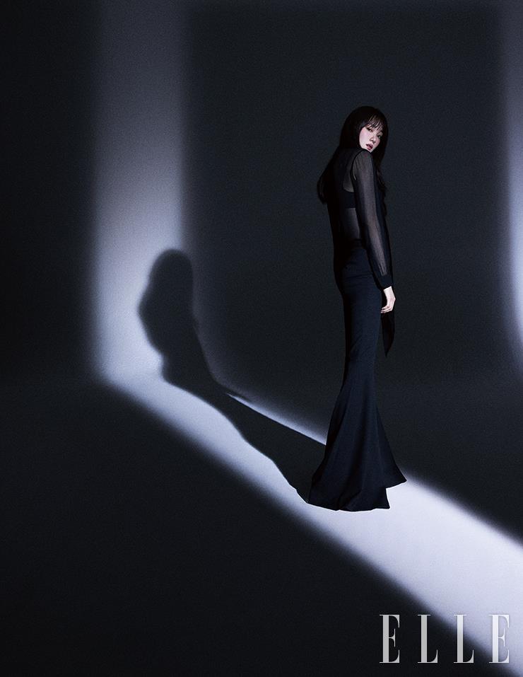 셔츠와 팬츠, 슈즈는 모두 Saint Laurent by Anthony Vaccarello.