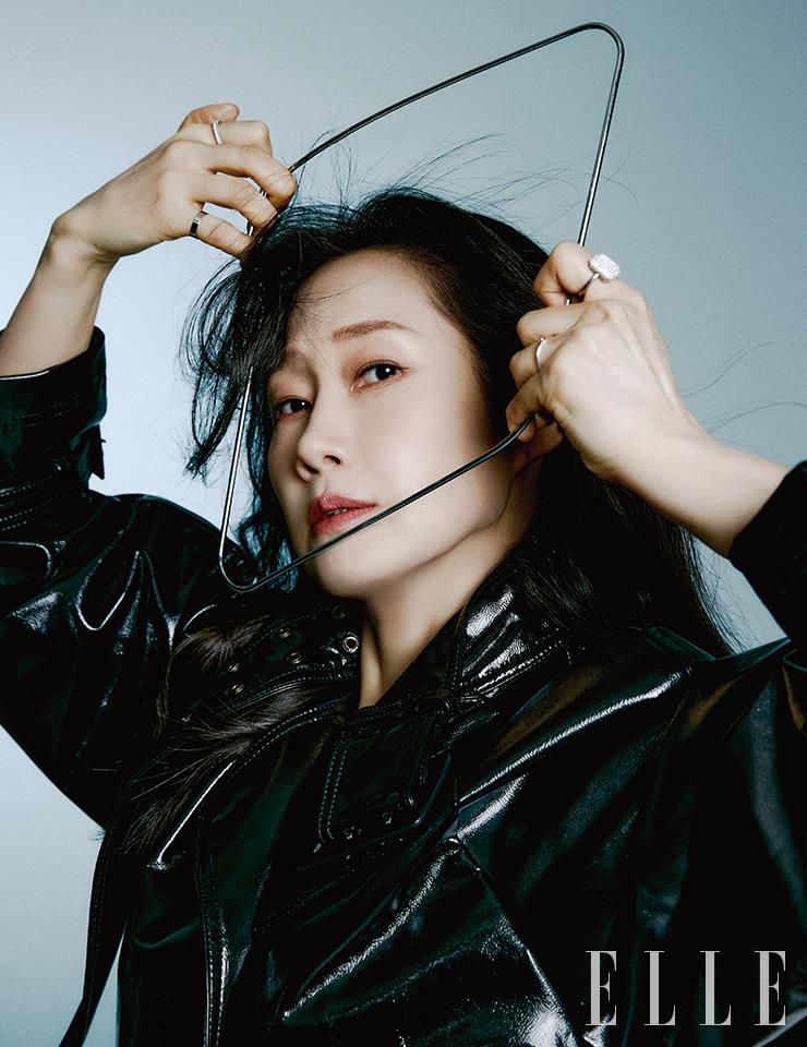 블랙 페이턴트 코트는 H&M Studio.
