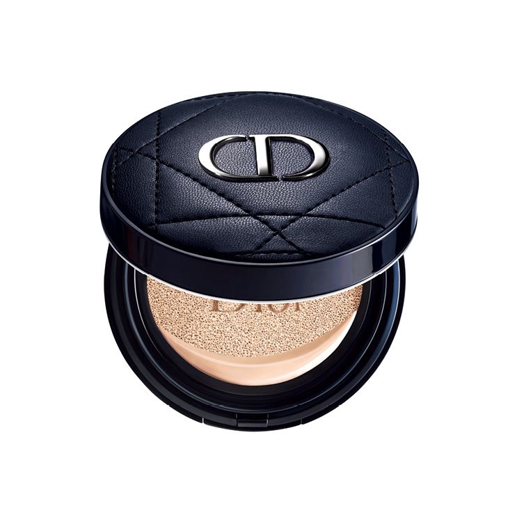하루종일 산뜻한 피부를 지속시켜주는 디올 포에버 퍼펙트 쿠션, 8만1천원, Dior.