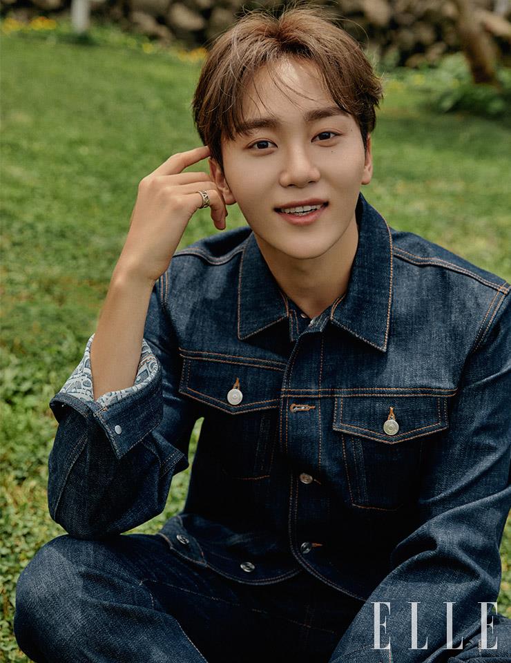  데님 재킷과 팬츠 모두 DIOR MEN.