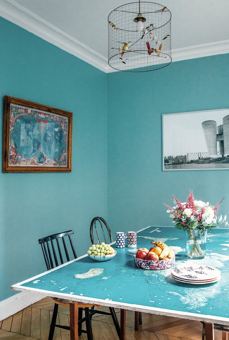 캉파나의 디자인 감각은 모든 곳에서 발휘된다. 다이닝 룸에 놓인 식탁은 오래된 프랑스 지도를 활용해 만든 것. 식탁 의자는 핀란드 디자이너 일마리 타피오바라(Ilmari Tapiovaara)의 빈티지 제품이다. 