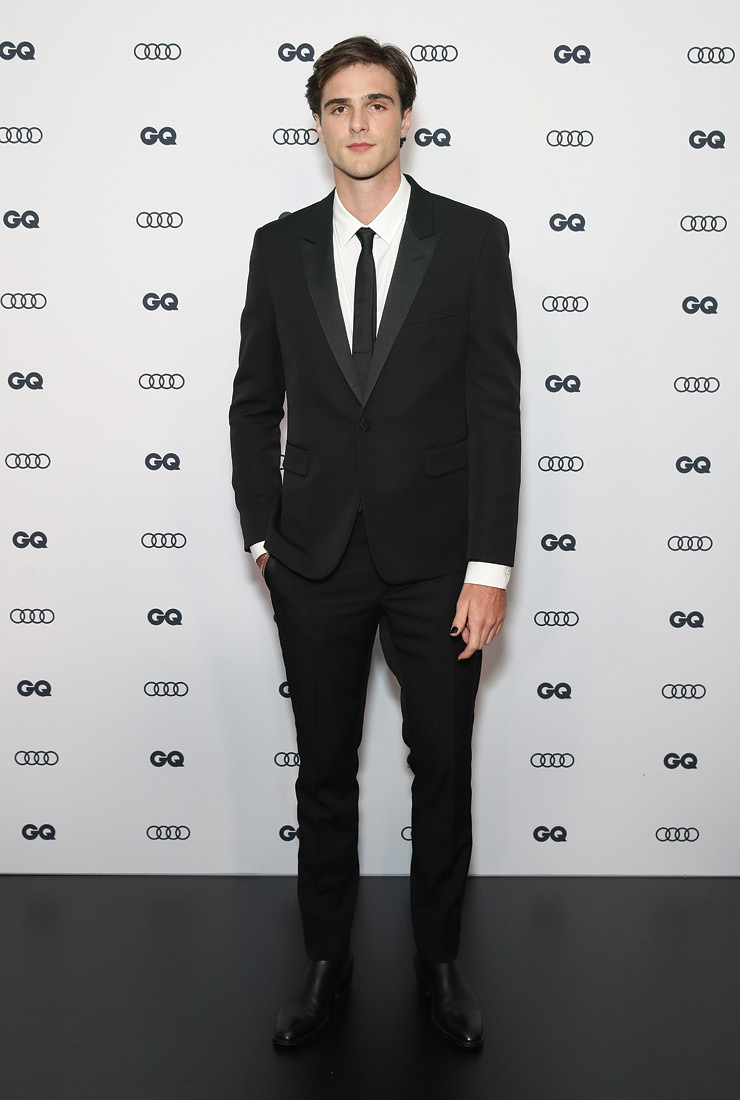 수트 룩의 정석을 보여준 그. 여기에 블랙 네일로 반전 매력을 더했다. 