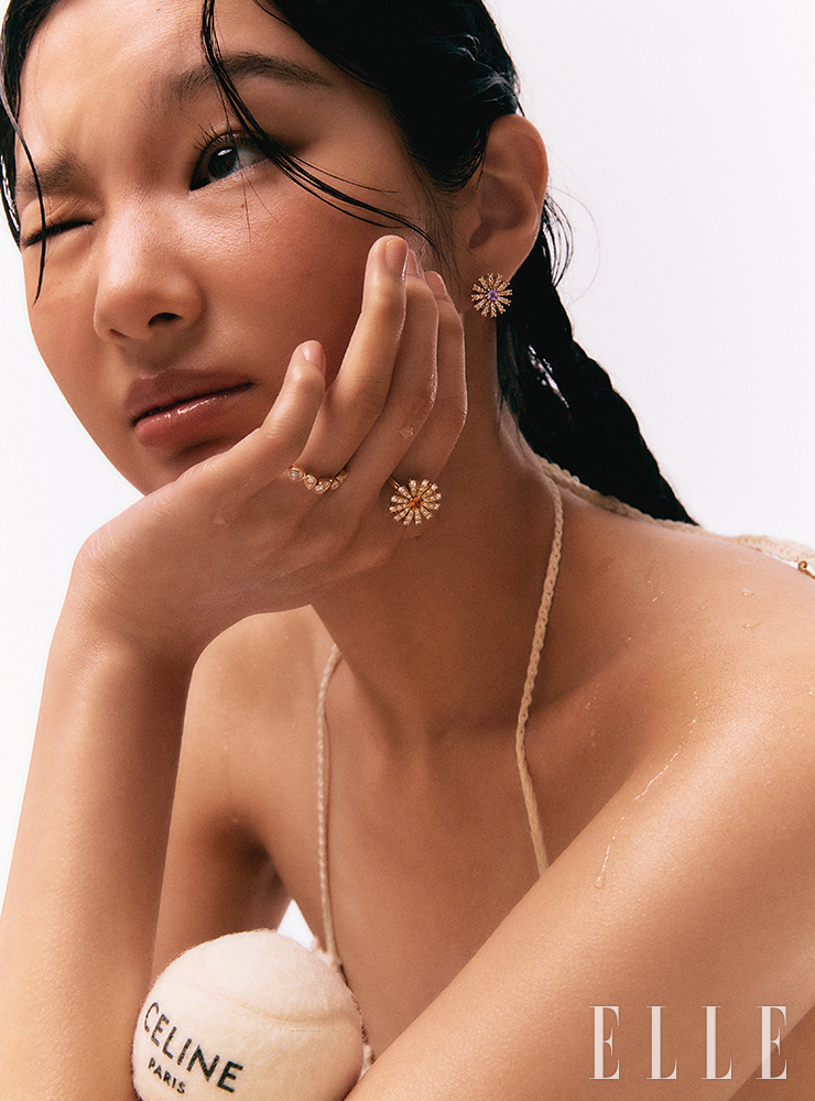 다이아몬드를 세팅한 플라워 모티프의 ‘마르게리타’ 링과 핑크골드 ‘마르게리타’ 이어링은 가격 미정, 모두 Damiani. 로즈골드에 브릴리언트 컷 다이아몬드를 세팅한 링은 6백만원대, Chaumet. 니트 홀터넥 톱과 테니스 공은 가격 미정, 모두 Celinebyhedislimane.