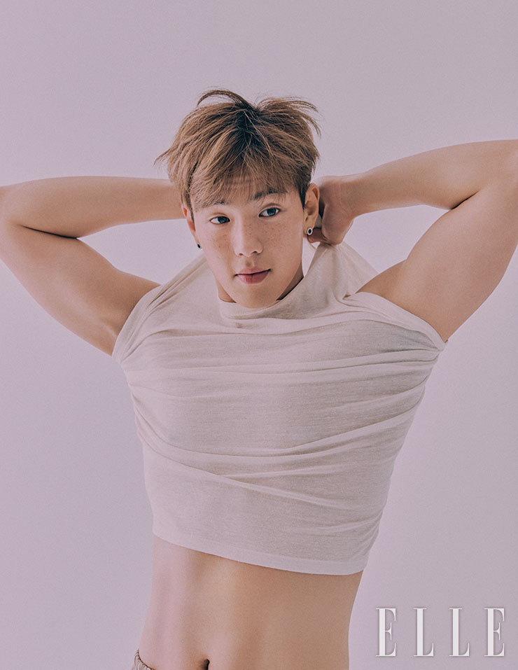 화이트 티셔츠는 스타일리스트 소장품. 귀고리는 개인 소장품. 
