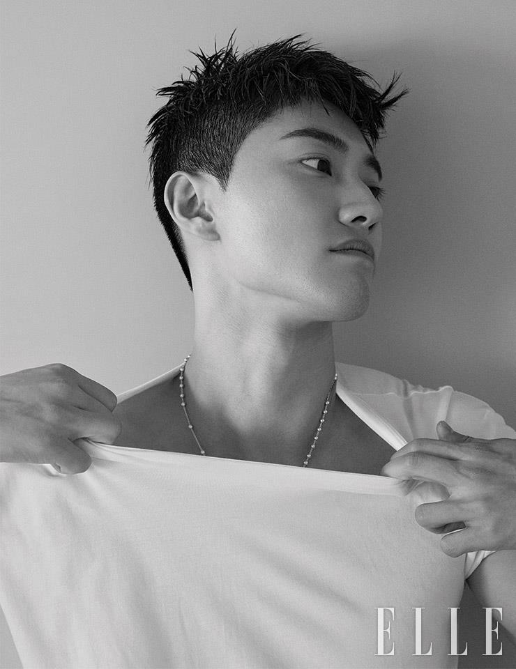 화이트 톱은 스타일리스트 소장품. 네크리스는 Frica.