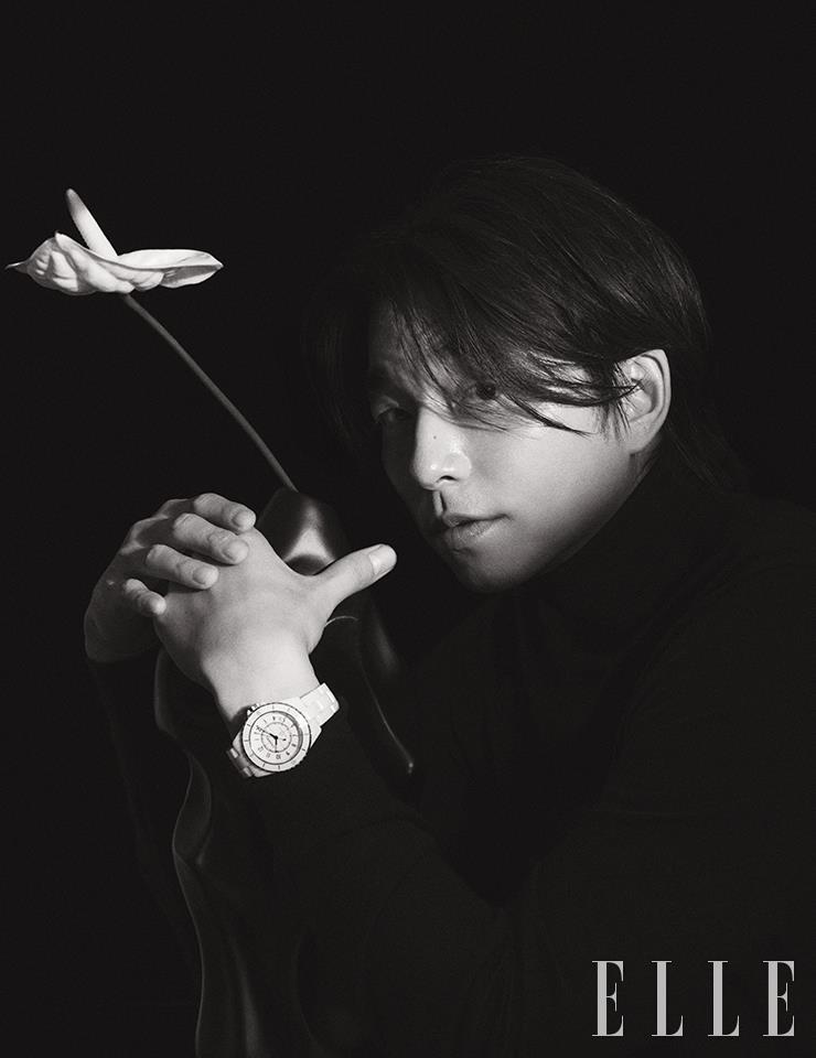 화이트 세라믹 케이스와 브레이슬렛, 화이트 래커 다이얼의 J12 워치 칼리버 12.1 38mm는 Chanel Watches.