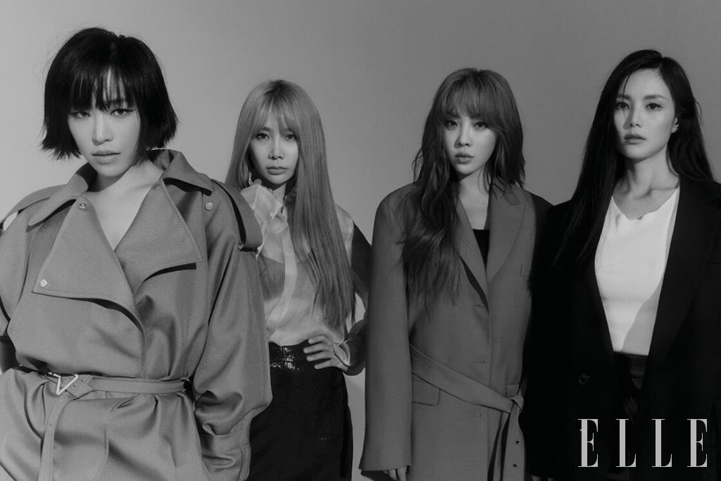 가인이 입은 점프수트는 Bottega Veneta. 제아가 입은 시스루 블라우스는 Fendi. 파이톤 패턴의 스커트는 Blank. 나르샤가 입은 벨티드 재킷은 Low Classic. 미료가 입은 재킷은 D’demoo. 페이턴트 스커트는 Blank. 이너 웨어는 스타일리스트 소장품.