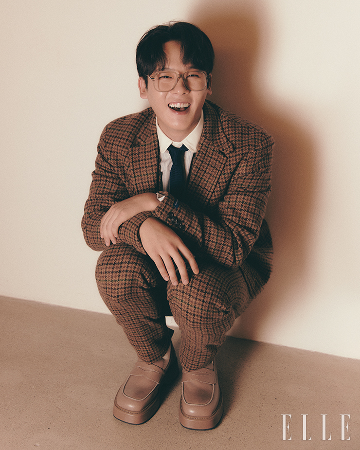 재킷과 베스트, 팬츠, 셔츠는 모두 Polo Ralph Lauren. 슈즈는 Ami.